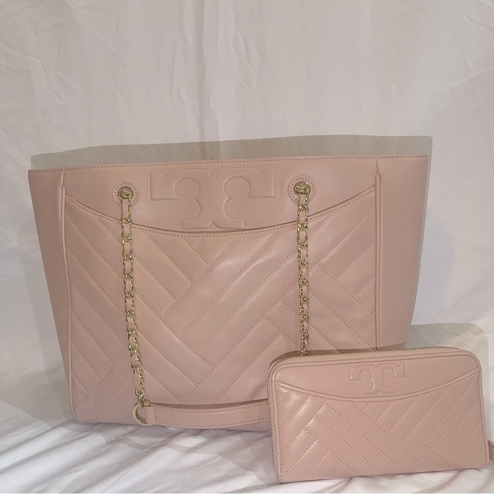 ⚜️Tory Burch Blush Quilted Leather Tote with Zip Wallet